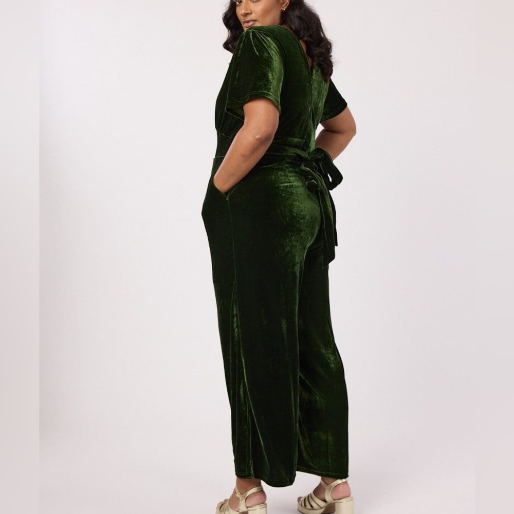 Elegant Green Velvet Jumpsuit - Picture 2 of 5